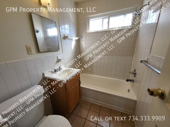 Building Photo - 2310 Deerfield Ct