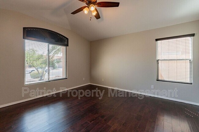 Building Photo - 4704 E Villa Maria Dr