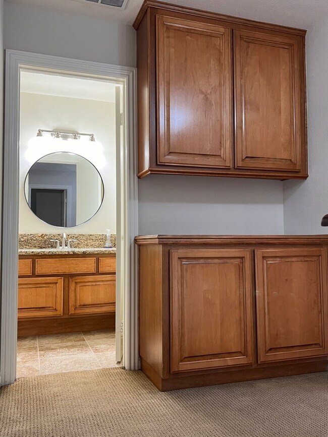 Building Photo - Newly updated 3-bedroom, 2.5-bath Hampton ...