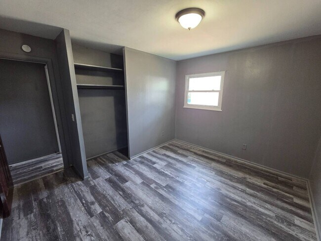 Building Photo - 2401 Eastlawn St