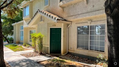 Building Photo - Great 3 Bedroom, 2.5 Bath townhome in the ...