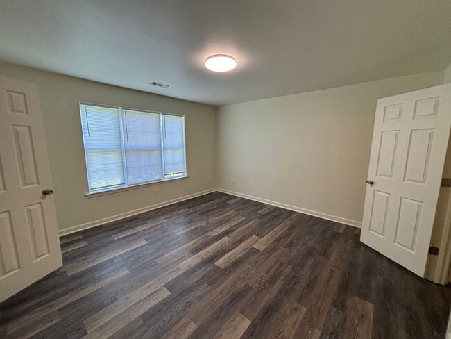Building Photo - Charming, centrally located, 3 Bed 2 Bath ...