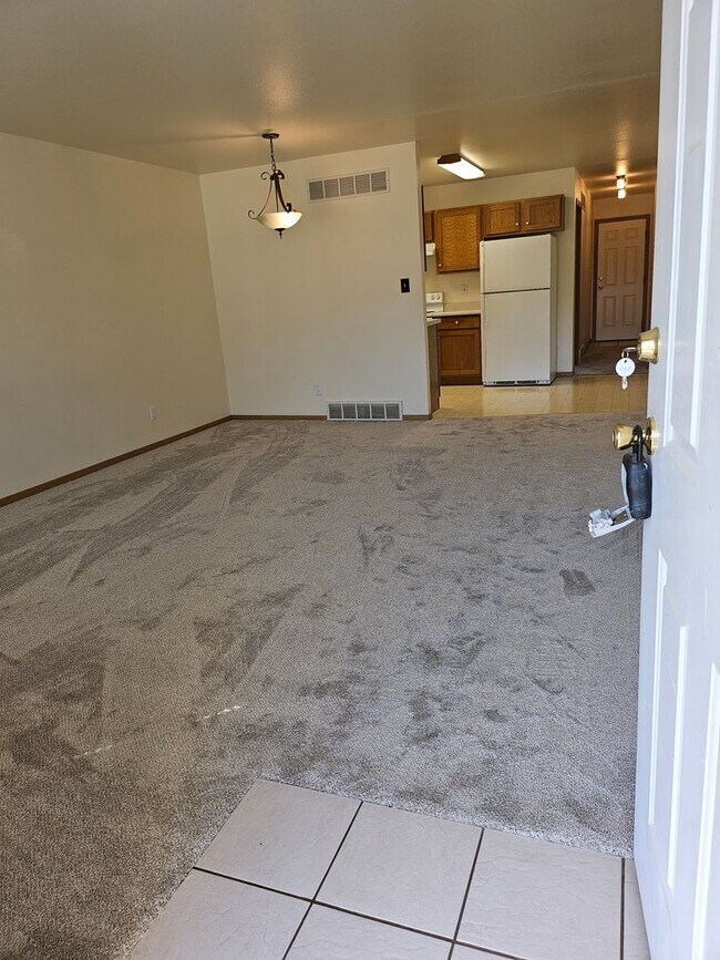 Building Photo - 931 Village Cir