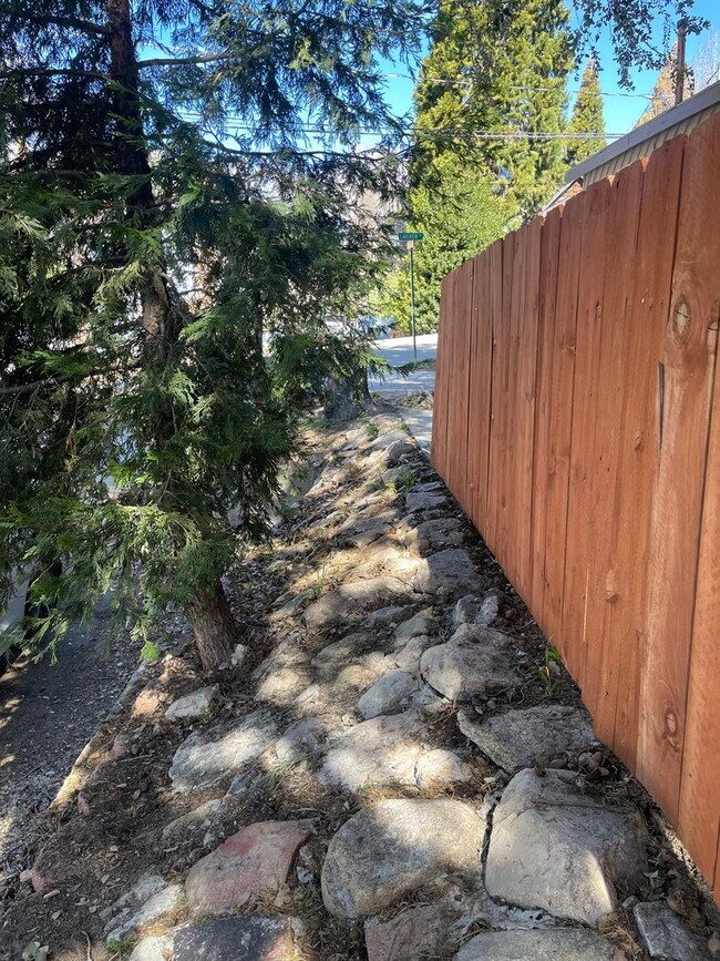 Building Photo - Minutes from Lake Arrowhead!