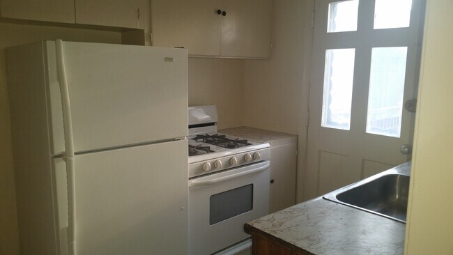 Building Photo - Semi-Deteched Near Hunington Metro!!