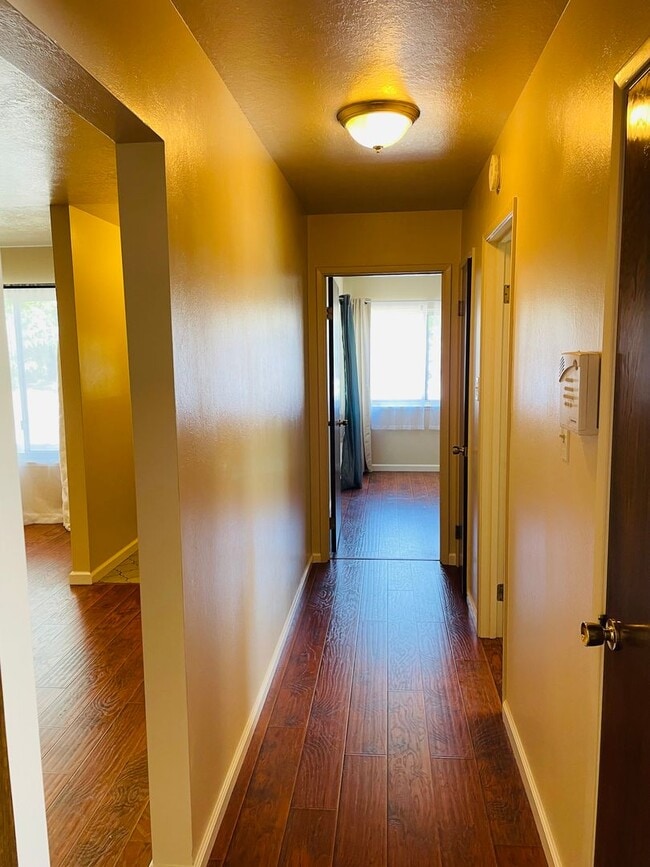 Building Photo - 3 bed /2 bath home in East Sac