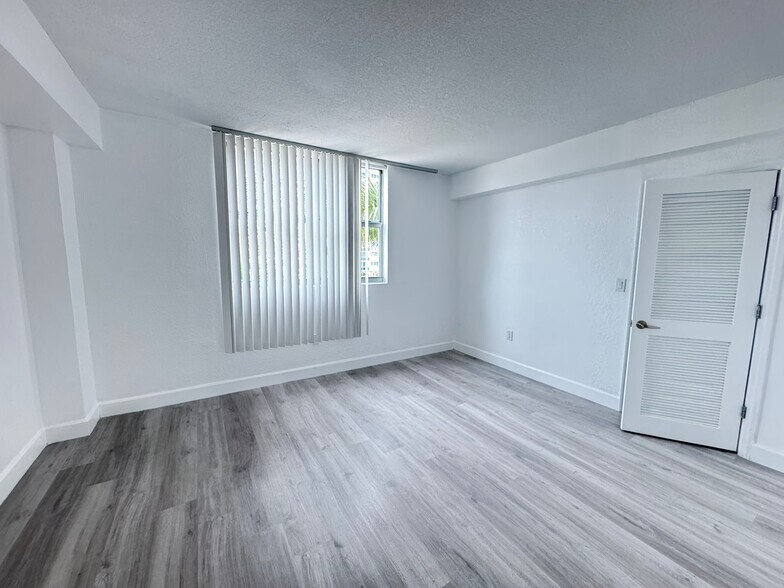 Building Photo - 7501 E Treasure Dr