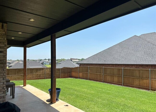 Building Photo - 812 Fox Hollow Dr