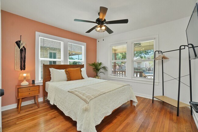 Building Photo - Gorgeous 3 bedroom, 2 ba home in the heart...