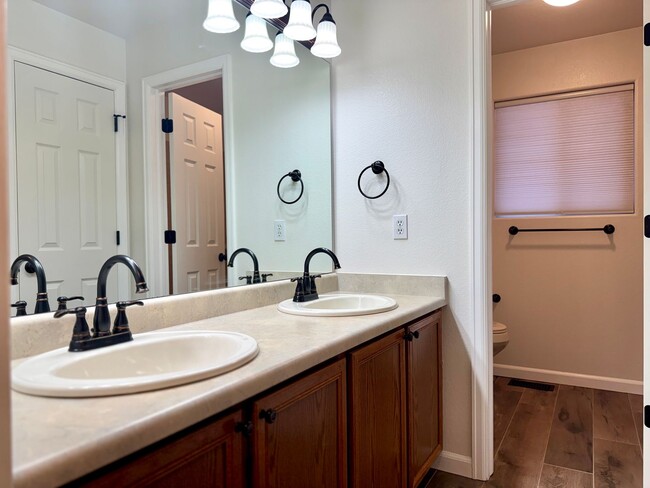 Building Photo - Beautifully Adorable Townhome!