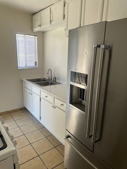 Building Photo - 934 W 71st St