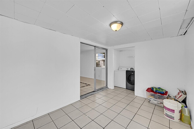 Building Photo - 604 SW 6th Ave