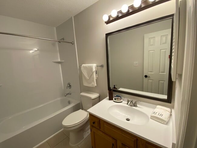 Building Photo - 118 W Skyhawk Dr