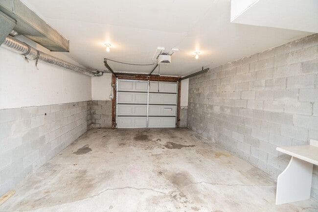 Building Photo - 2 bed 1 bath Duplex with basement in Portage