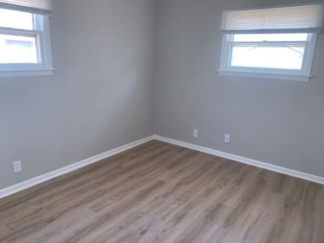 Building Photo - $1095 - 3 bedroom / 1 bathroom - Single Fa...