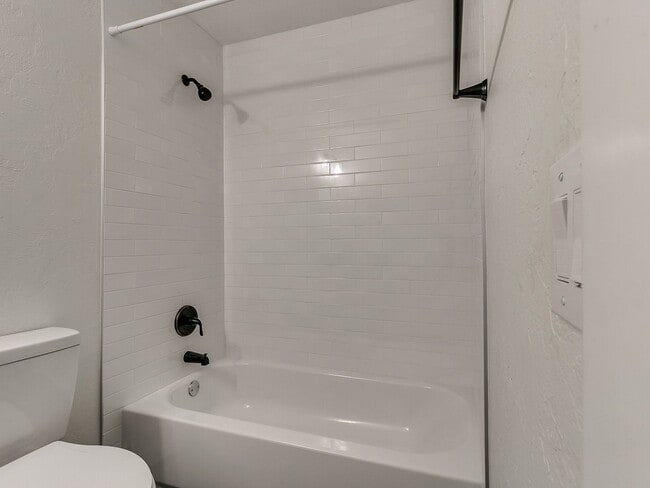 Building Photo - 4 bedroom 2 bath home in Tecumseh!