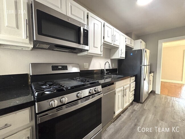 Building Photo - 103 W 51st St