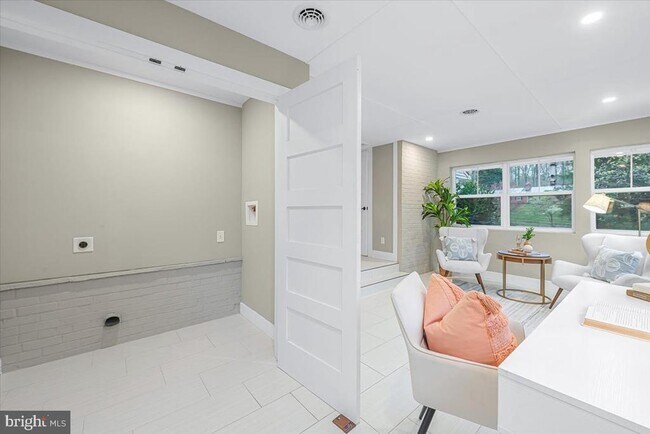 Building Photo - 901 Hobbs Dr