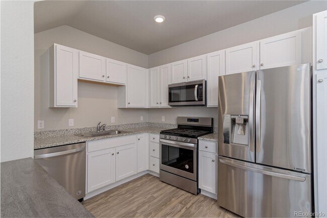 Building Photo - Beautiful Townhome in Lakewood