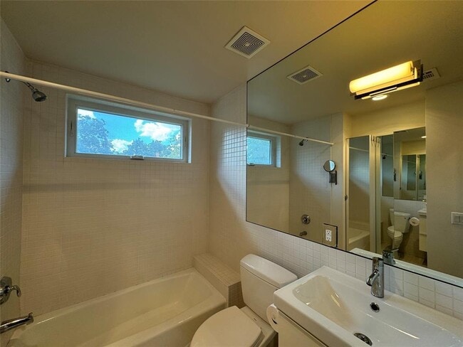 Building Photo - 1208 E 2nd St