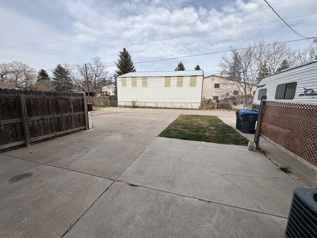 Building Photo - 4 Bedroom 3.5 Bath Townhouse Near Dell Ran...