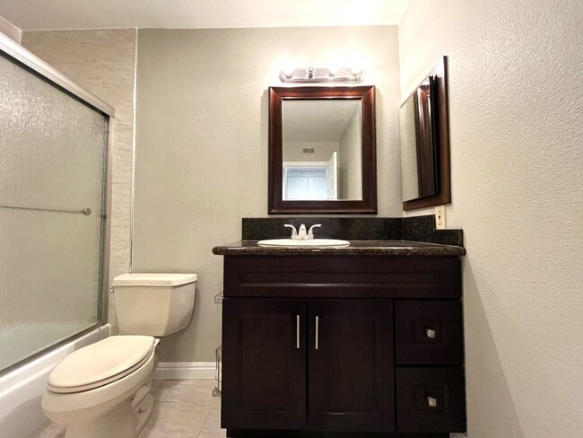 Building Photo - 4 bed, 3 bath located in Anaheim!