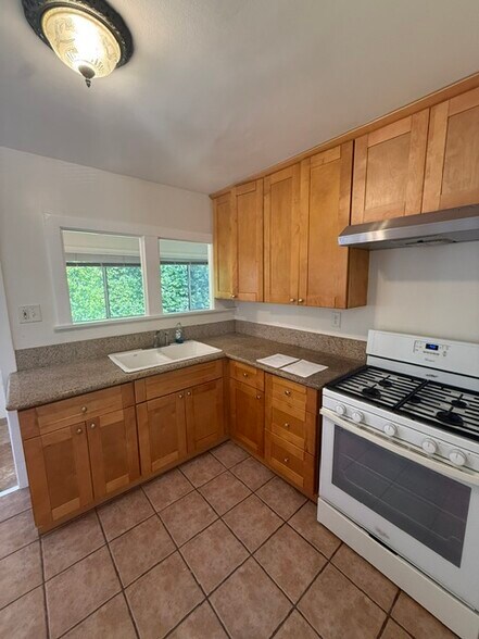 Building Photo - 1047 Rose Ave