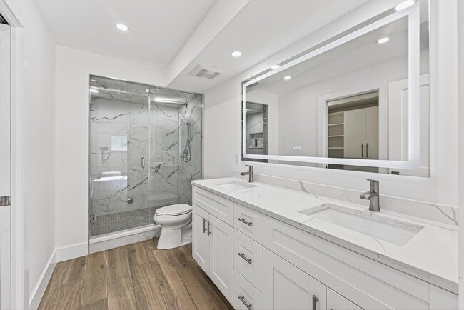 Building Photo - 1206 S Lake Dr