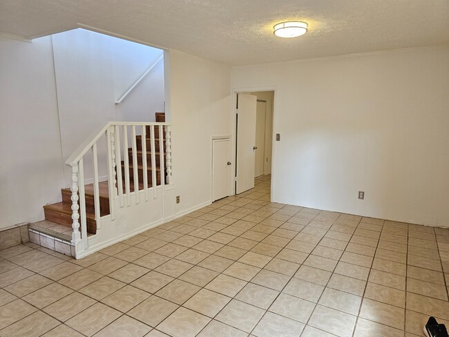 Building Photo - Spacious 3-Beds, 2-Bath Apartment. Back unit