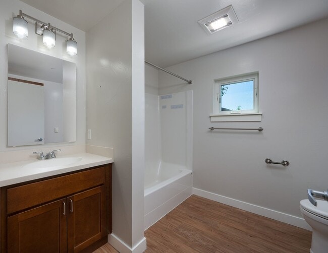Building Photo - 210 S. Cottonwood, Unit 208