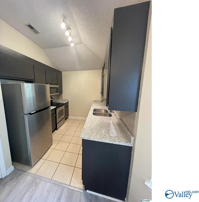 Building Photo - 102 Vistawood Ct