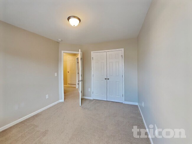 Building Photo - 45 Red Coat Dr