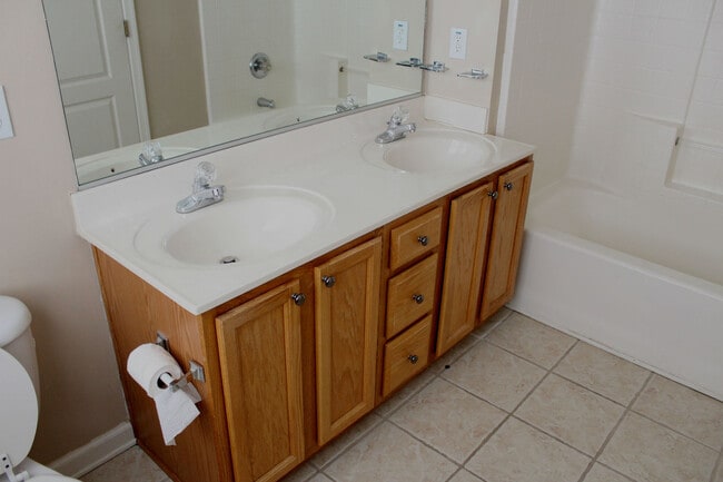 Building Photo - Beautiful 2 bed/2.5 bath condo in Witchduc...