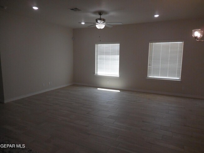 Building Photo - 561 Oakmont