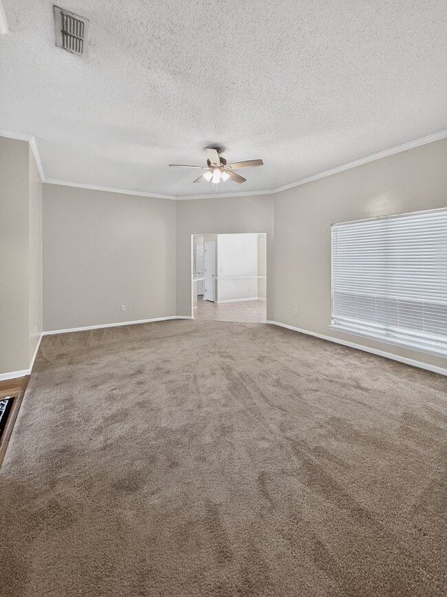 Building Photo - RATE DROP ALERT (was $2200/month) and MOVE-IN SPECIAL: 1st FULL MONTH'S RENT FREE*