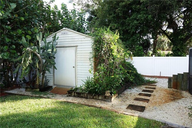 Building Photo - 905 SE Flamingo Ave