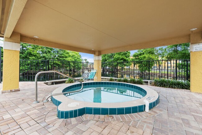 Building Photo - VENETIAN PLACE - 2nd floor • 1 BR 1 Bath - 735 ft²