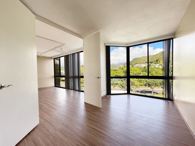 Building Photo - Downtown Living at Royal Queen Emma! 2 PAR...