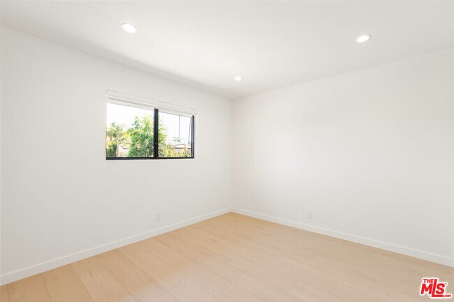 Building Photo - 4933 Collett Ave