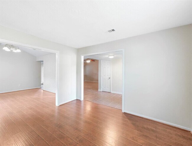 Building Photo - 817 Willow Creek Dr