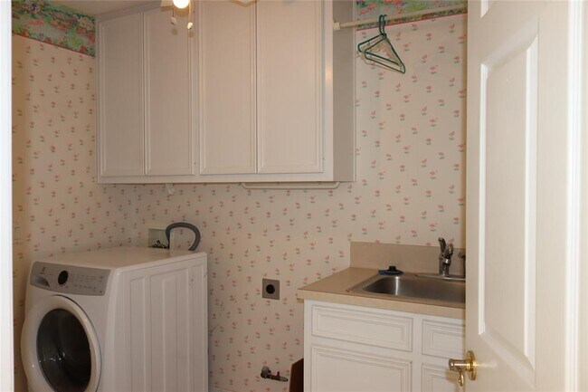 Building Photo - 3013 Parker Dr