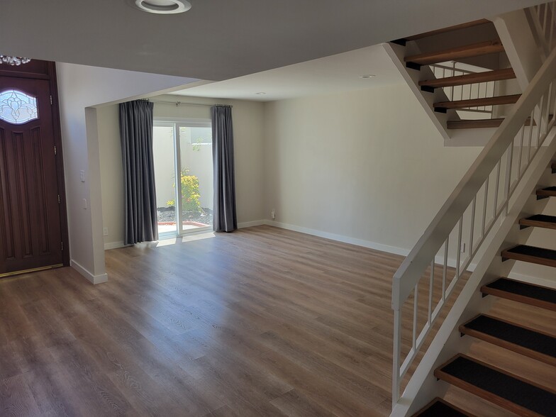 Building Photo - 11 Meadowsweet Way