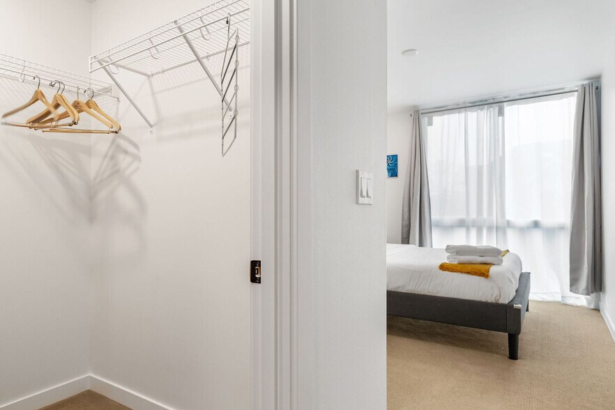 Building Photo - 905 17th Ave