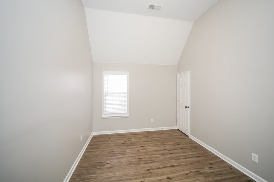 Building Photo - 8911 Oak Grove Blvd