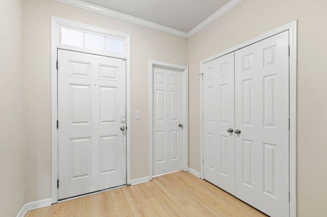 Building Photo - Charming 2-Bedroom Townhome in Desirable Remington Oaks, Cary!