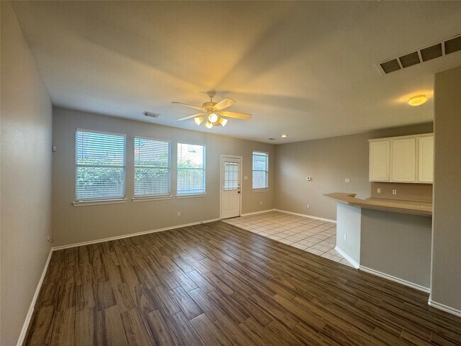 Building Photo - 5711 Vinemont Ln