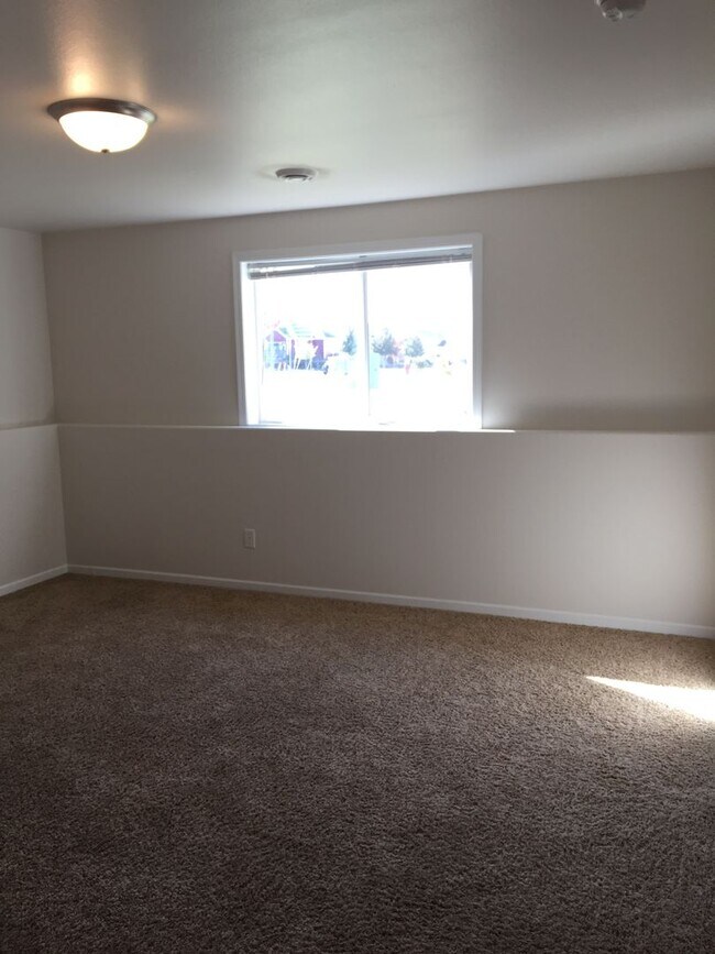 Building Photo - 3 Bed 3 Bath Twin Home
