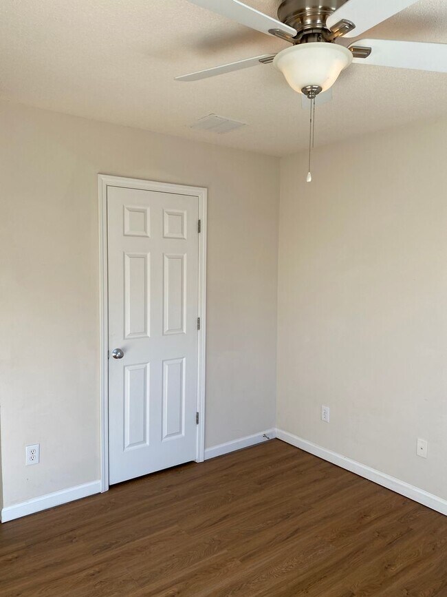 Building Photo - 115 Brentfield Loop