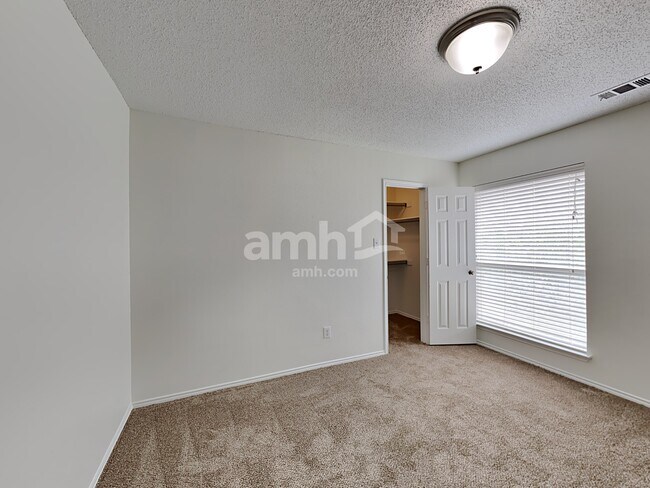 Building Photo - 3222 Blue Jay Ln