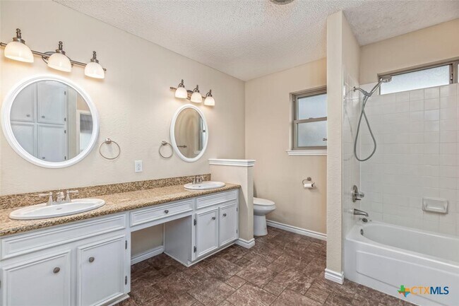 Building Photo - 1102 August Dr